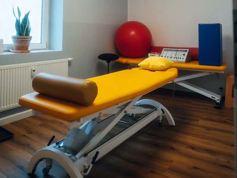 Moderne Behandlungsliege bei J.M. Physio Life - professionelle Physiotherapie-Ausstattung in Großenhain